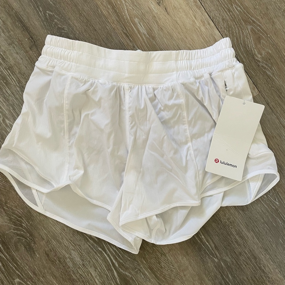 BNWT Lululemon Womens White Hotty Hot Running shorts  Sz 6